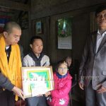 Hội từ thiện Sen Vàng thành phố Beclin Cộng hòa liên bang Đức thăm, tặng quà em Đào Thị Huyền có hoàn cảnh đặc biệt khó khăn ở xã Minh Sơn.